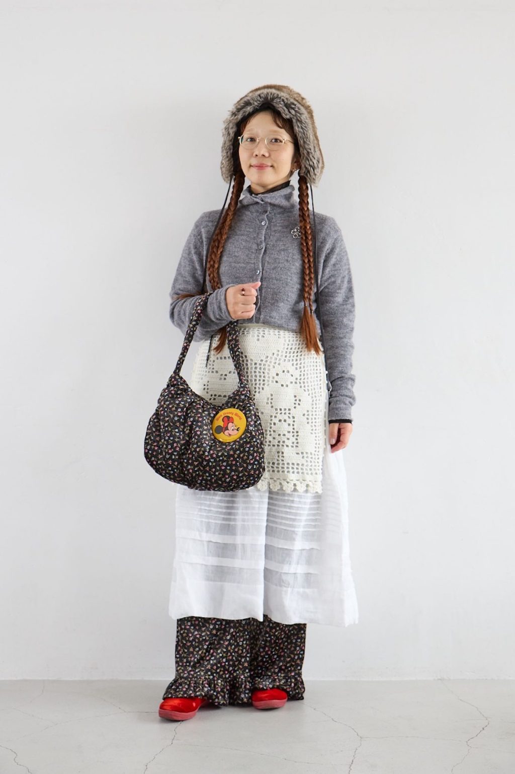 バウエンズ プレス 樋口綾花さんの私服ファッションスナップ。グレーを基調に、異素材×小花柄で楽しむ大人かわいい重ね着コーデ