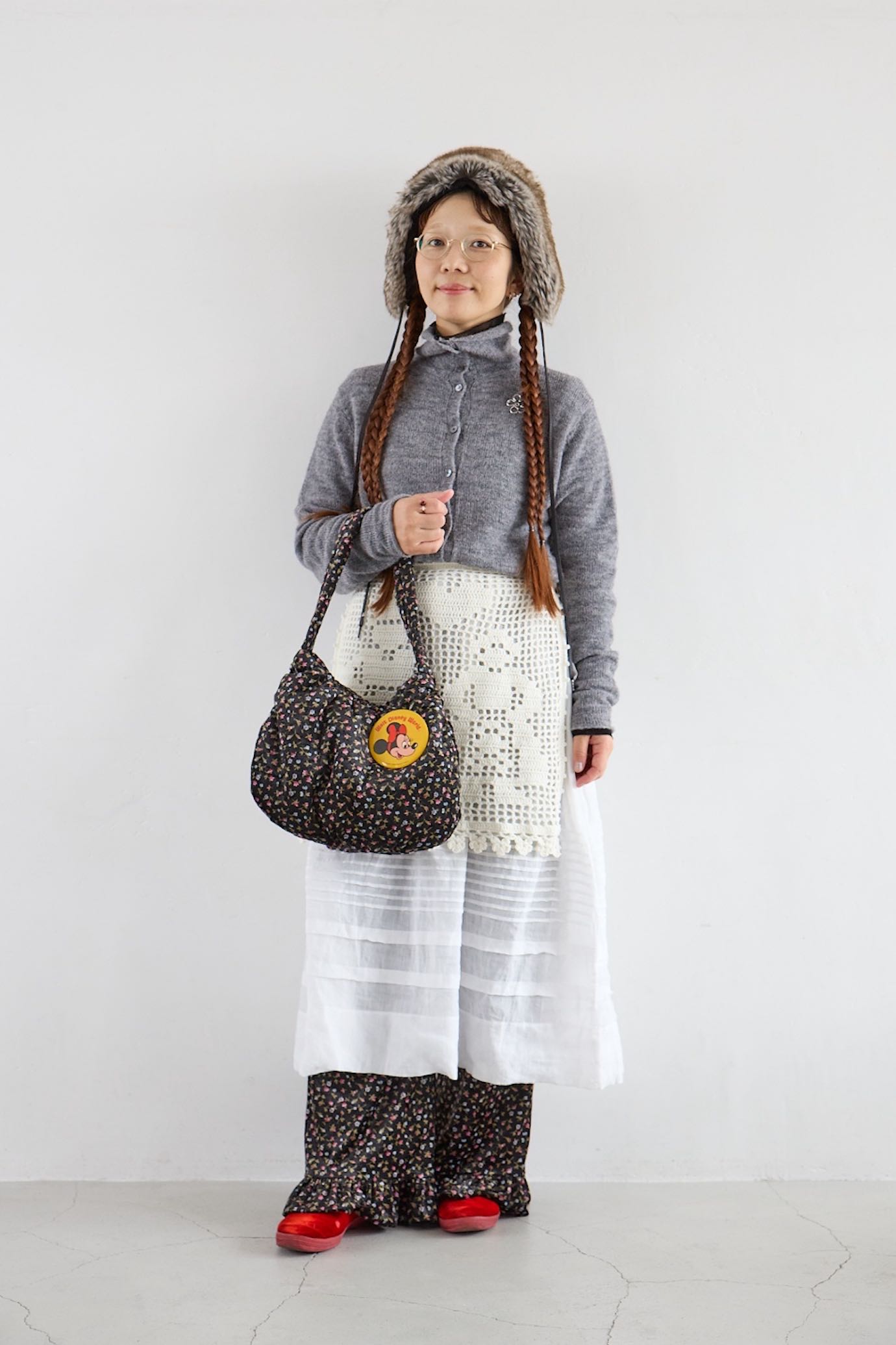 バウエンズ プレス 樋口綾花さんの私服ファッションスナップ。グレーを基調に、異素材×小花柄で楽しむ大人かわいい重ね着コーデ