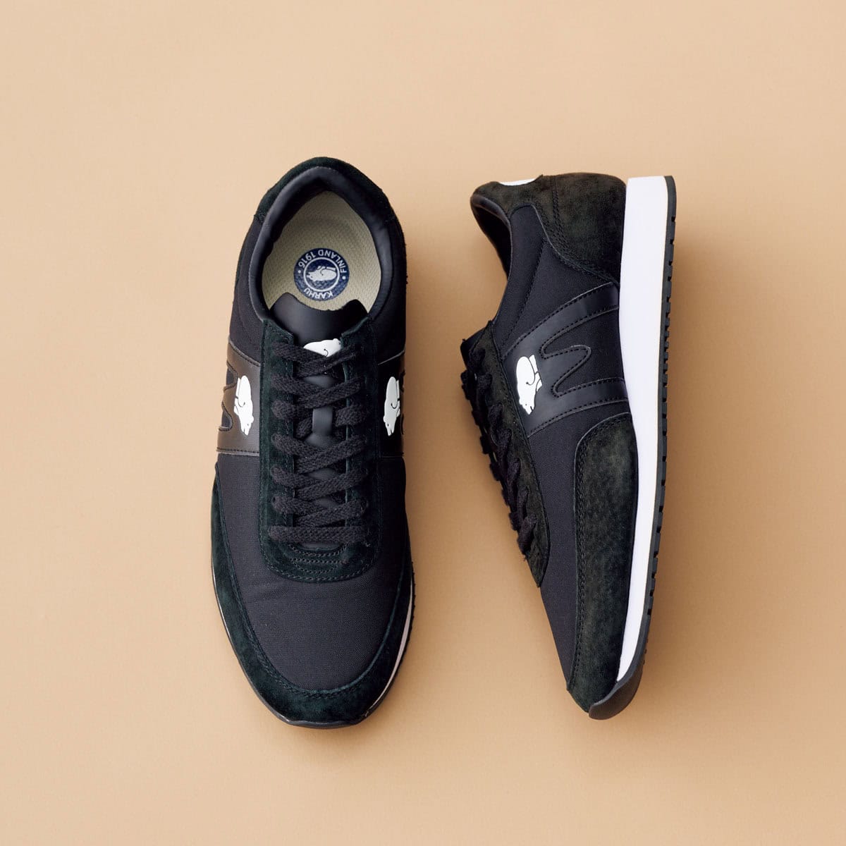 karhuの黒スニーカー