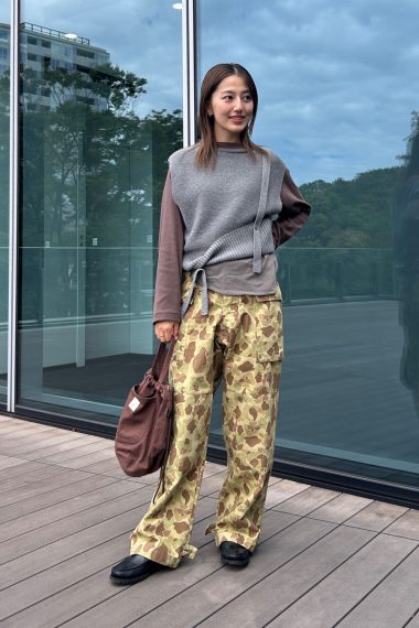 ビームス プレス 河江遥香さんの私服ファッションスナップ。ニュアンス配色でこなれる、カモ柄パンツが主役の大人カジュアル