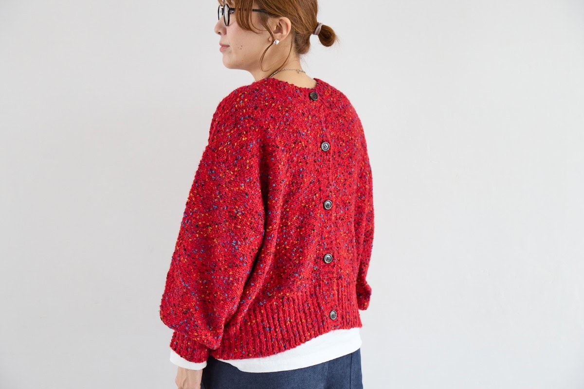 サマンサ モスモスの前後2WAYで着られるレトロ配色の赤ニットのバックスタイル