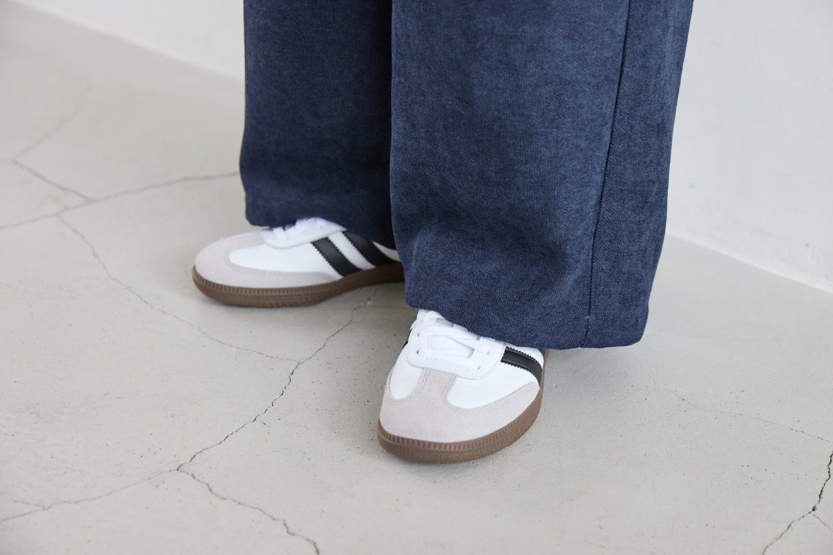 スウェード調パンツにアディダスのサンバを合わせた足もとコーデ