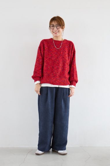 サマンサ モスモス プレス 菊地 愛さんの私服ファッションスナップ。レトロかわいい赤ニットを大人顔に。ダークトーンで楽しむワンツーコーデ