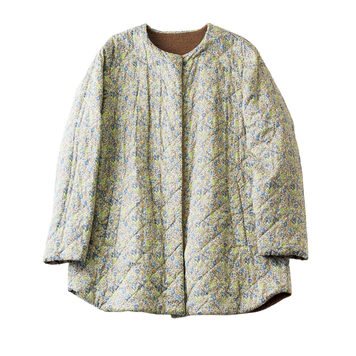 リバーシブルコート 愛らしい小花柄のリバティプリントとシンプルな無地の異なる表情を一枚で楽しめるリバーシブルな一枚。¥53,900／ポルテ デ ブトン（ポルテデ ブトン）