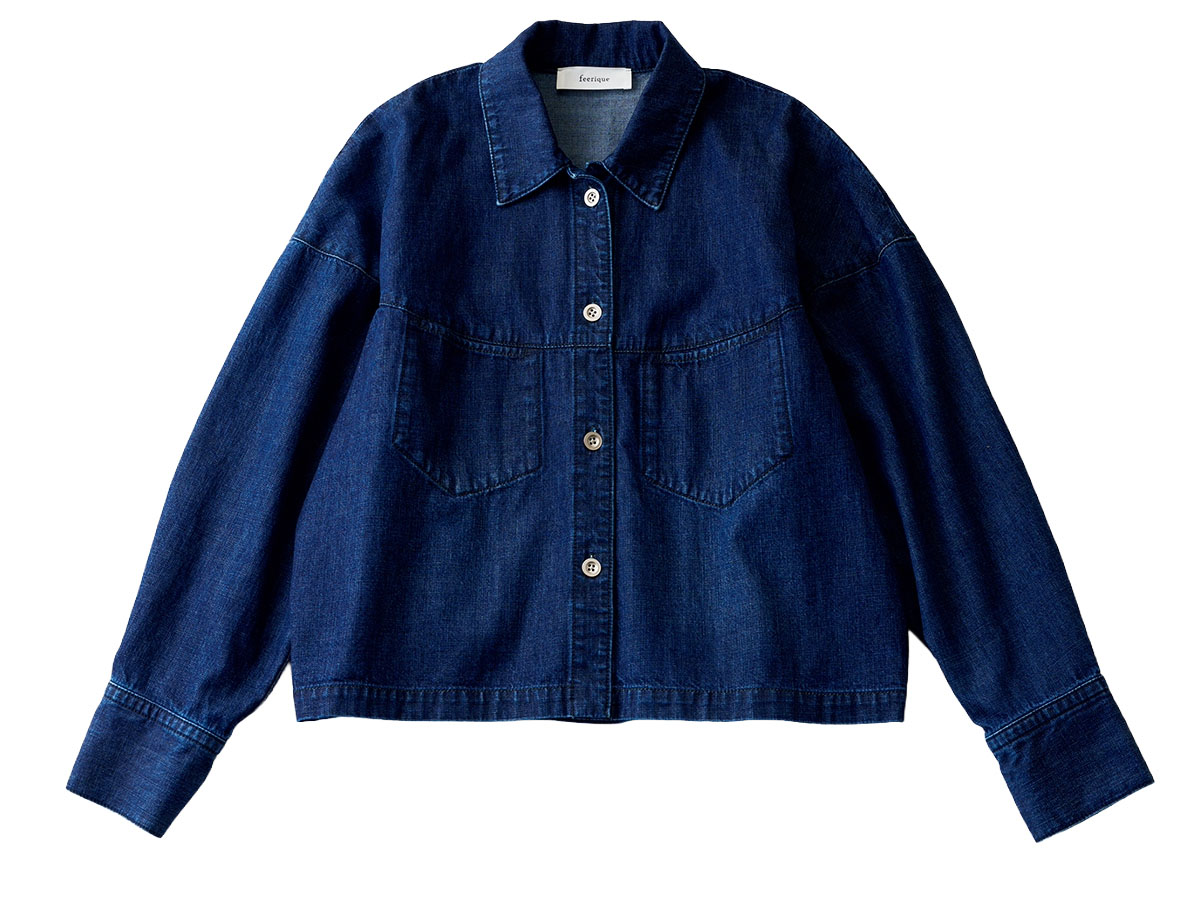 薄手のコットンデニム&コンパクトな丈感で、シャツ感覚で軽やかに着られる万能選手。¥37,400／フィーリック（フィーリック）