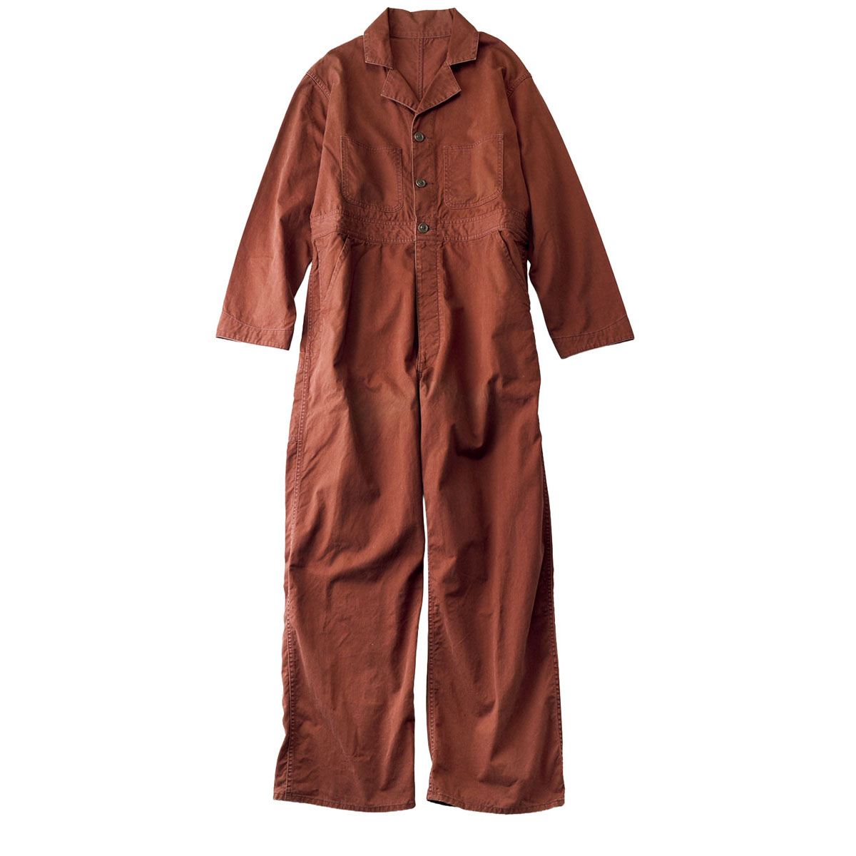 ハリ感とやわらかさが絶妙なチノクロスで動きやすさとほどよいラフさを兼備。¥47,300／マスター&コー（マッハ55リミテッド）