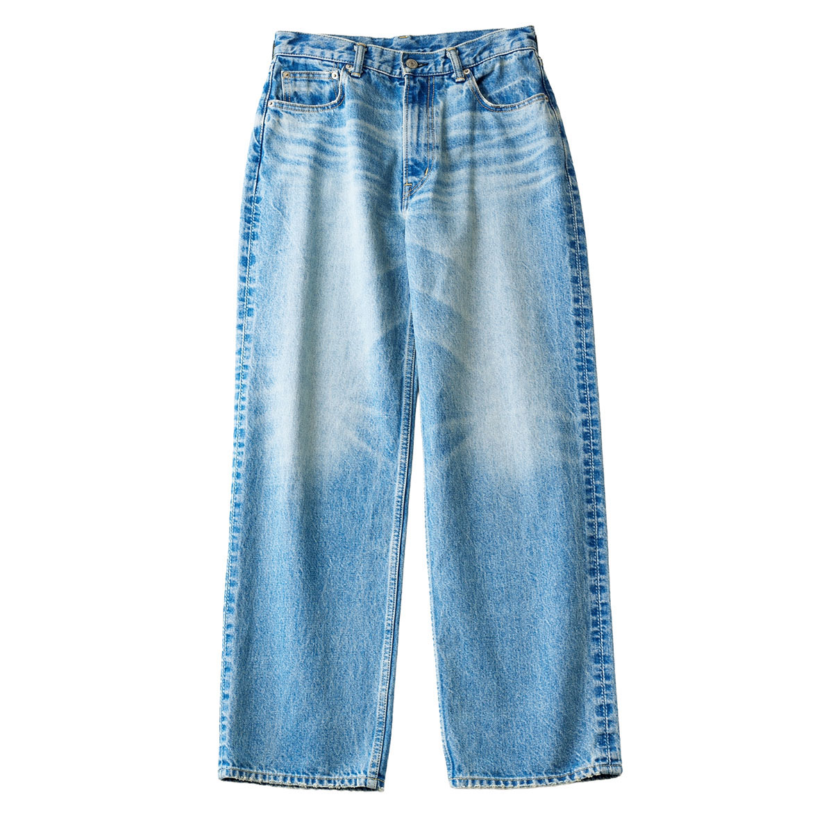 セミワイドシルエットとヴィンテージ調の色合いが北欧カジュアルにマッチ。¥34,100／ザ シンゾーン（シンゾーン ルミネ新宿店）