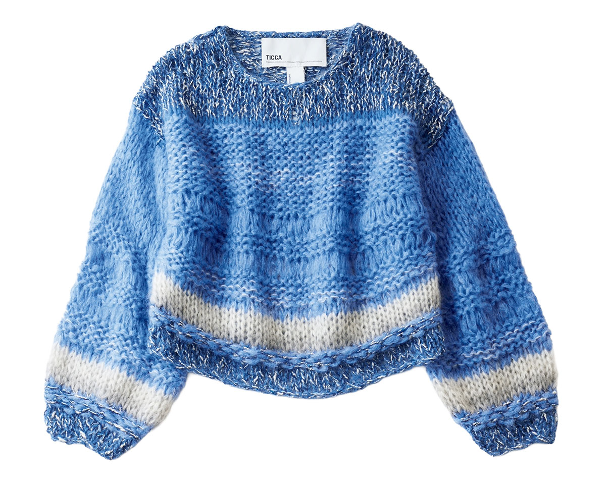 湖を彷彿させる北欧ブルーが印象的。モヘア混のふんわりとした編み地であたたかな風合いに。¥42,900／ティッカ（ティッカ）