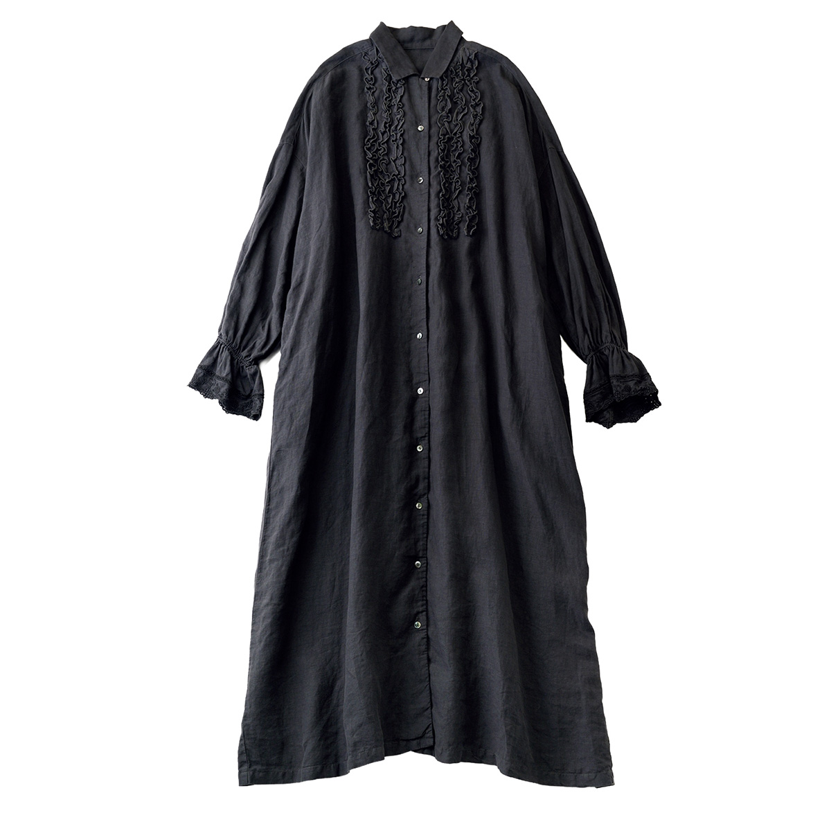 はおりとしても活躍。レースの繊細さとシックな色味で甘さ控えめなのも◎。¥47,300／ネストローブ（ネストローブ 表参道店）