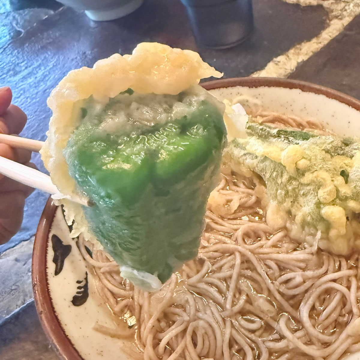 京都・五条にある立ち食いそば“すば”で食べた丸ごとピーマン天