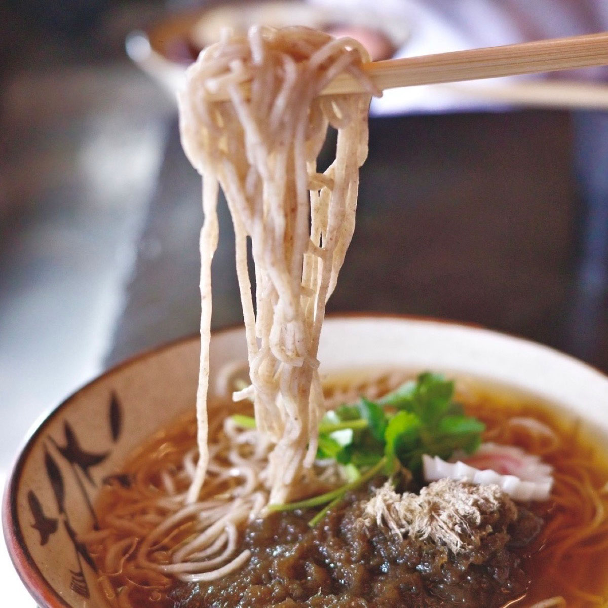 京都・五条にある立ち食いそば“すば”でとろろ昆布三つ葉を注文