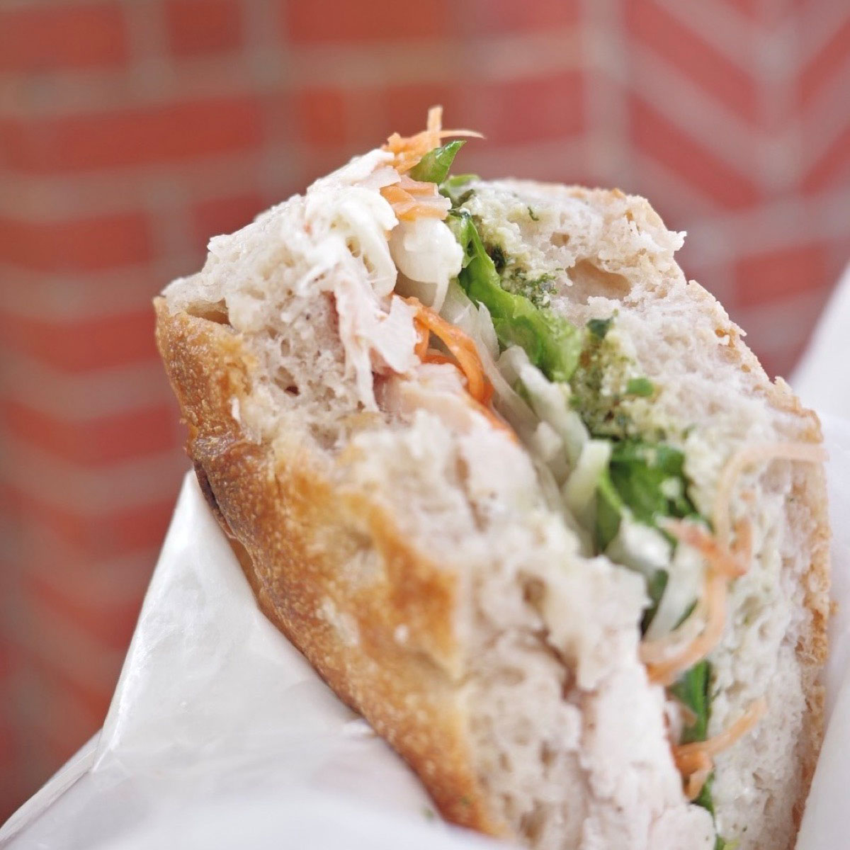 京都のパン屋YENTA (えんた)で購入したフォカッチャサンド(ルッコラ,レモンチキン,キャロットラペ,チーズ,トマトなど)