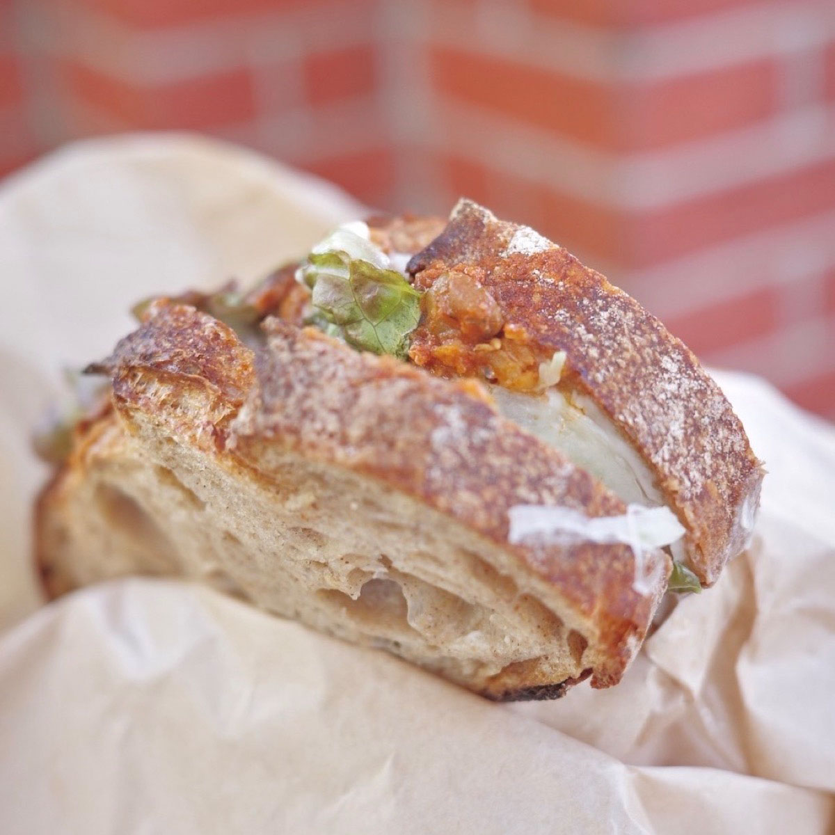 京都のパン屋YENTA (えんた)で購入したカンパーニュサンド(チキンとトマトのカリー)