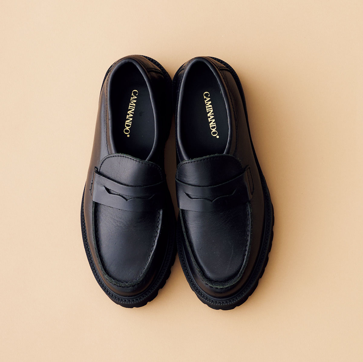 CAMINANDOのローファーは、軽量でクッション性の高い“エクストラライトソール”を採用し、歩きやすさを重視。