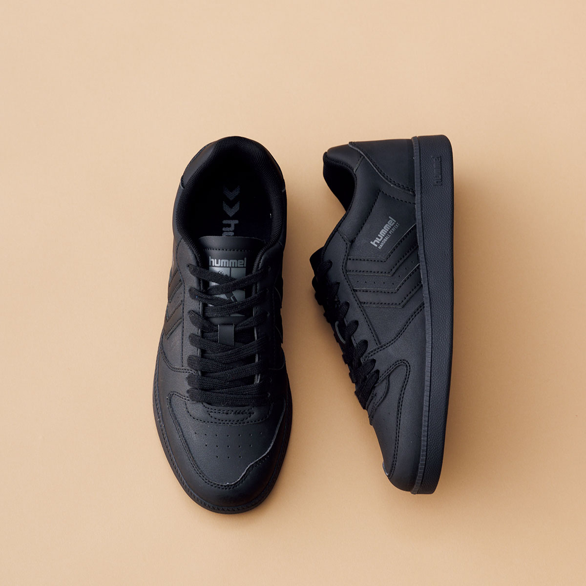 hummelの黒スニーカー