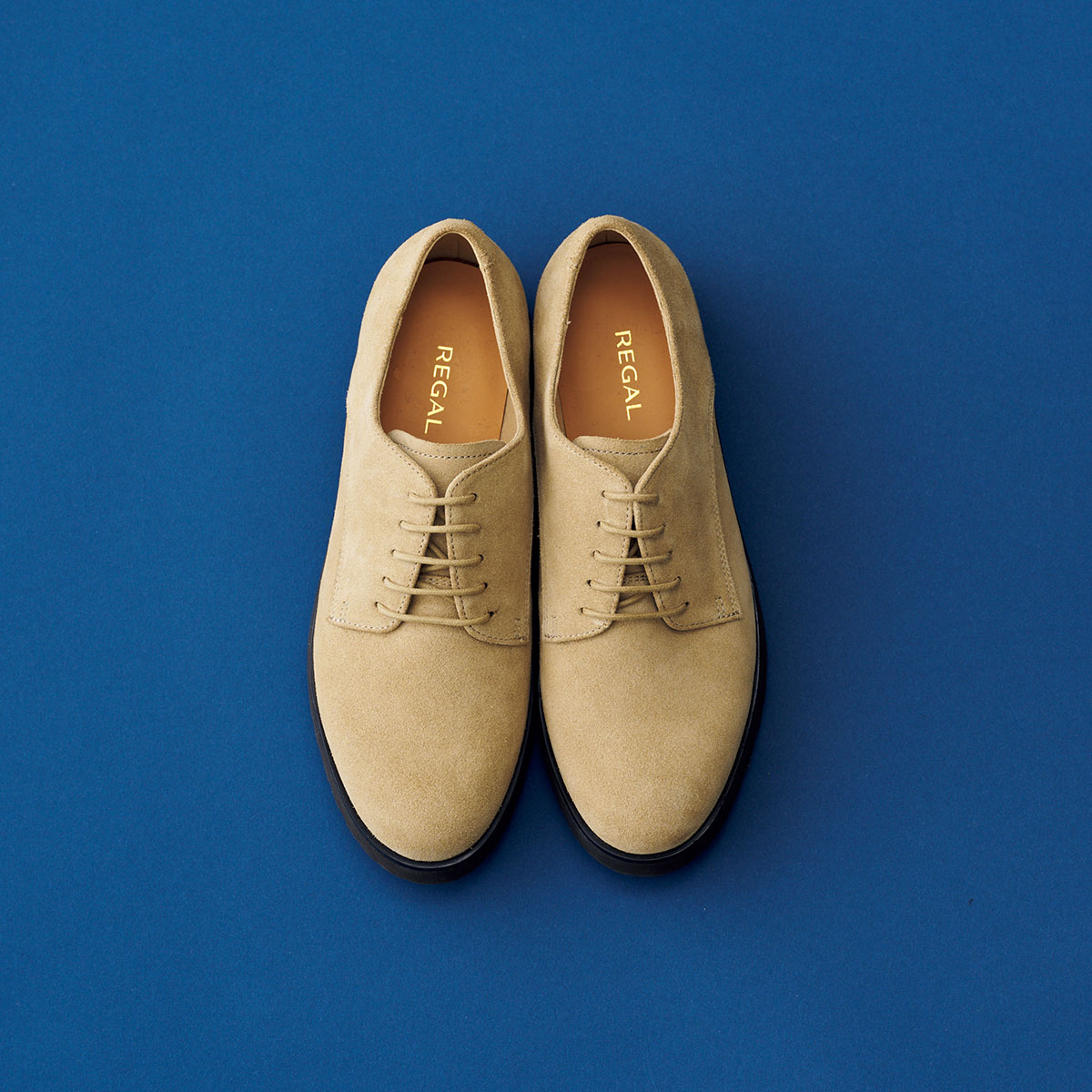 REGALのスウェード素材のレースアップシューズ。