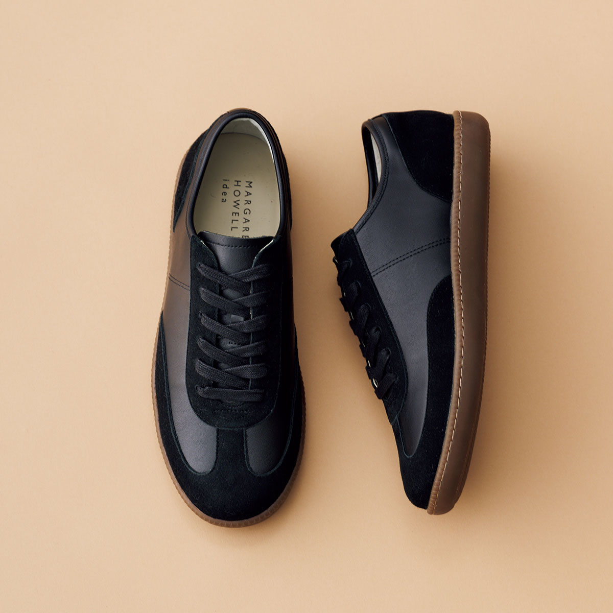 MARGARET HOWELL ideaの黒スニーカー