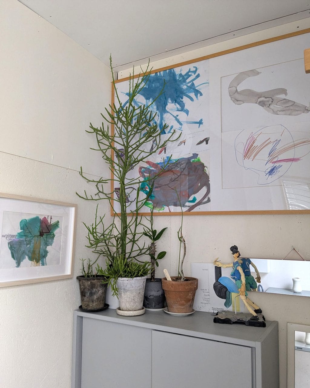 【我が家の子どもの絵の飾り方】今だけの表現が魅力。インテリアの中に素敵に飾るアイデア