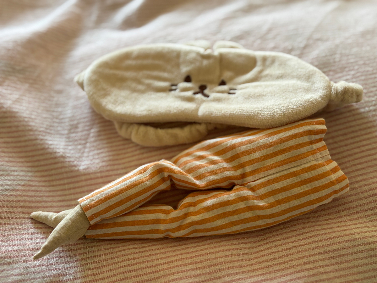 就寝時に使っているアイマスクとBANRYOKUのアイピロー。