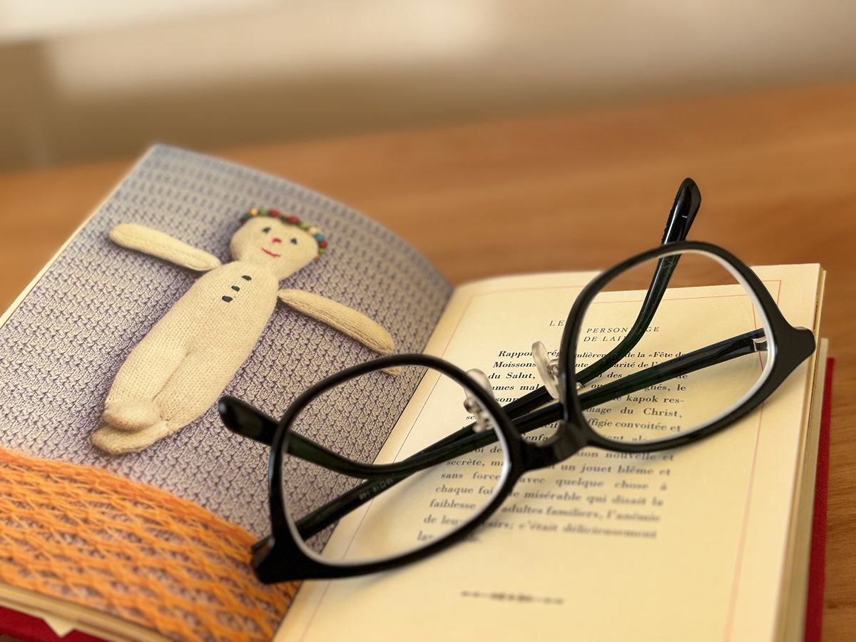 読書、デスクワーク用の眼鏡は黒縁のフレームを。