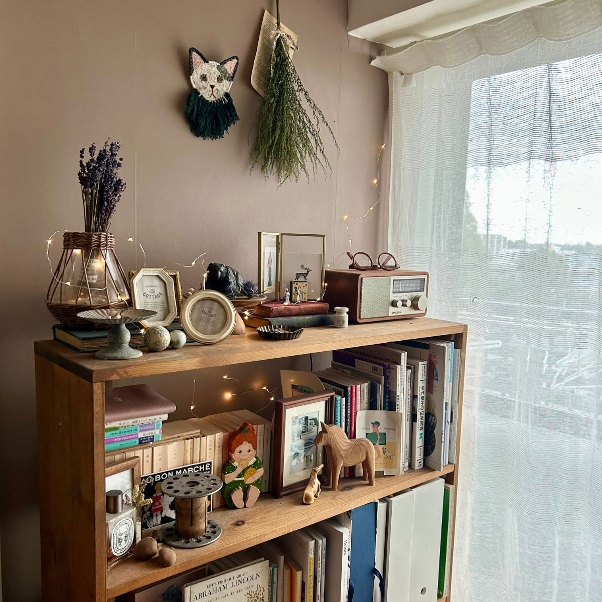 ワークスペースには Sangean(サンジーン) のコンパクトなラジオを