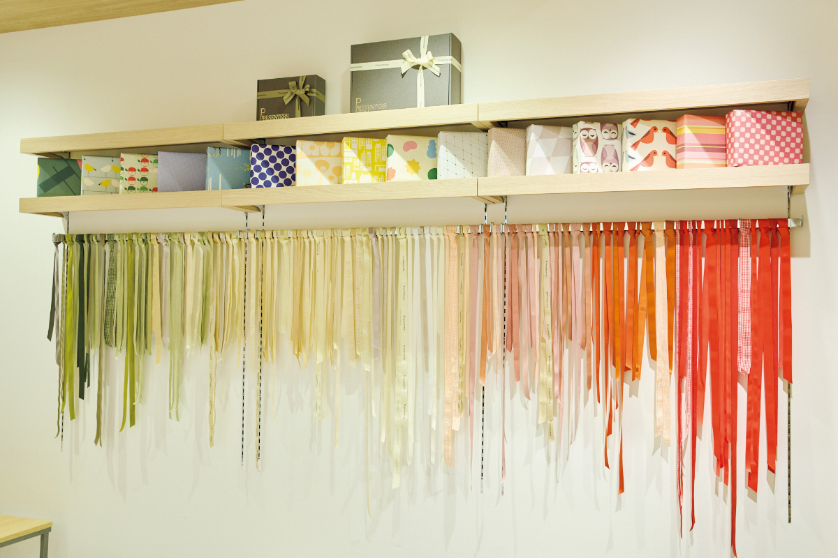 プレゼンターズルーム店舗で選べる豊富な種類の包装紙やリボン