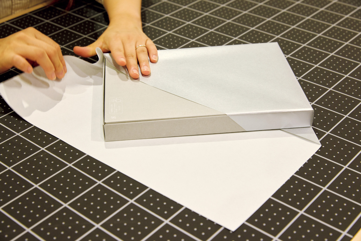 グルメカタログを包装紙で丁寧にラッピング