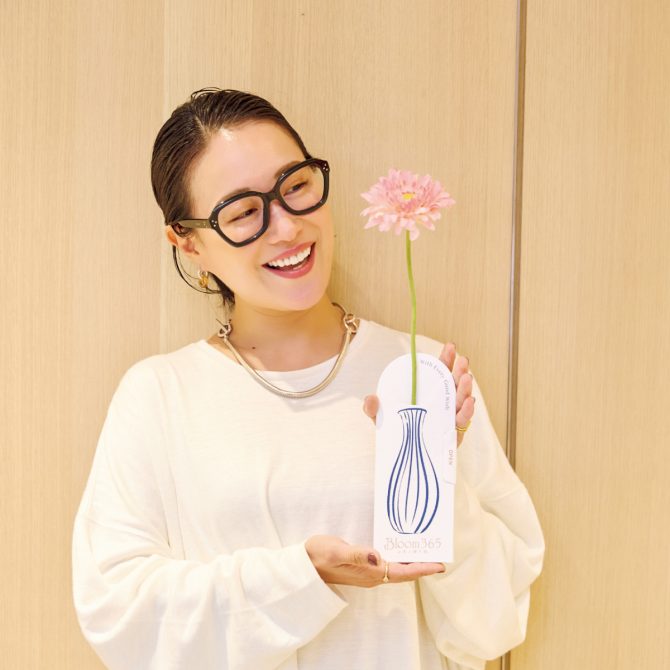 読者プレゼントのBloom365（ブルームサンロクゴ） 選べるアイス・ケーキコレクションを手に持つ石岡真実さん