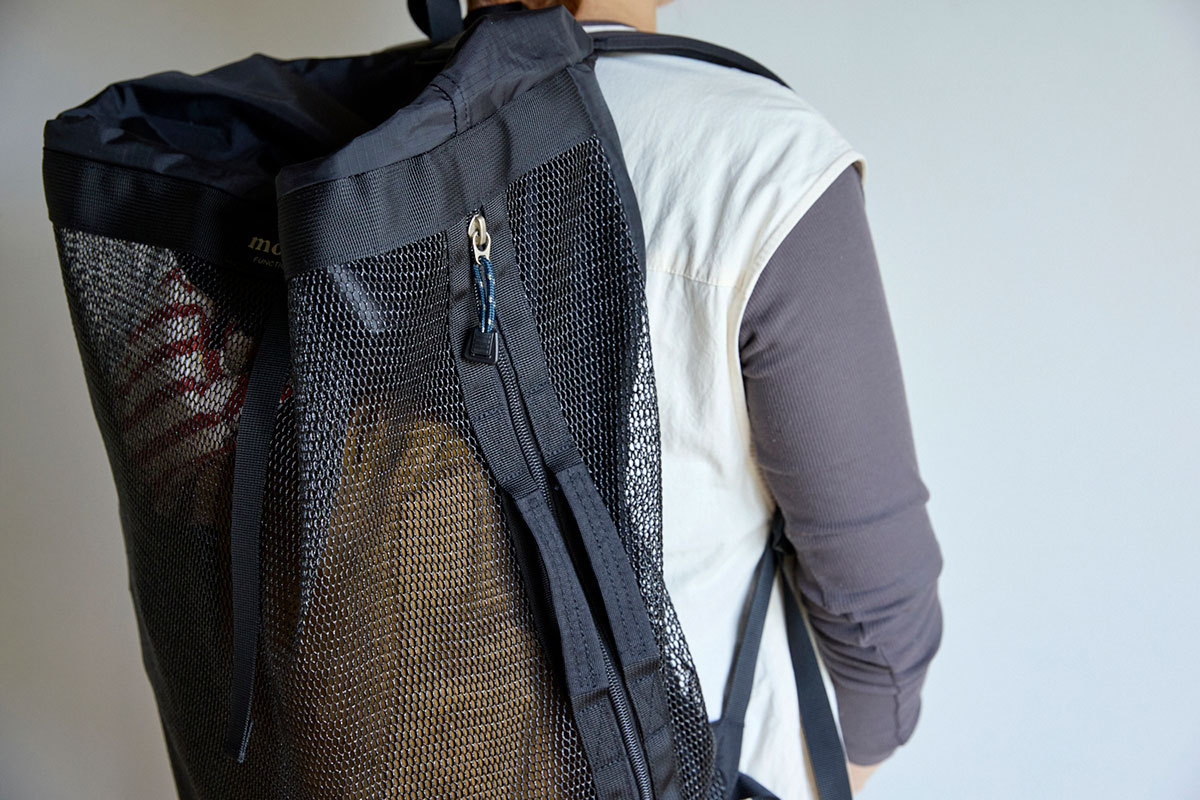 モンベルのリュック「メッシュギアパック 35」のサイドジッパー