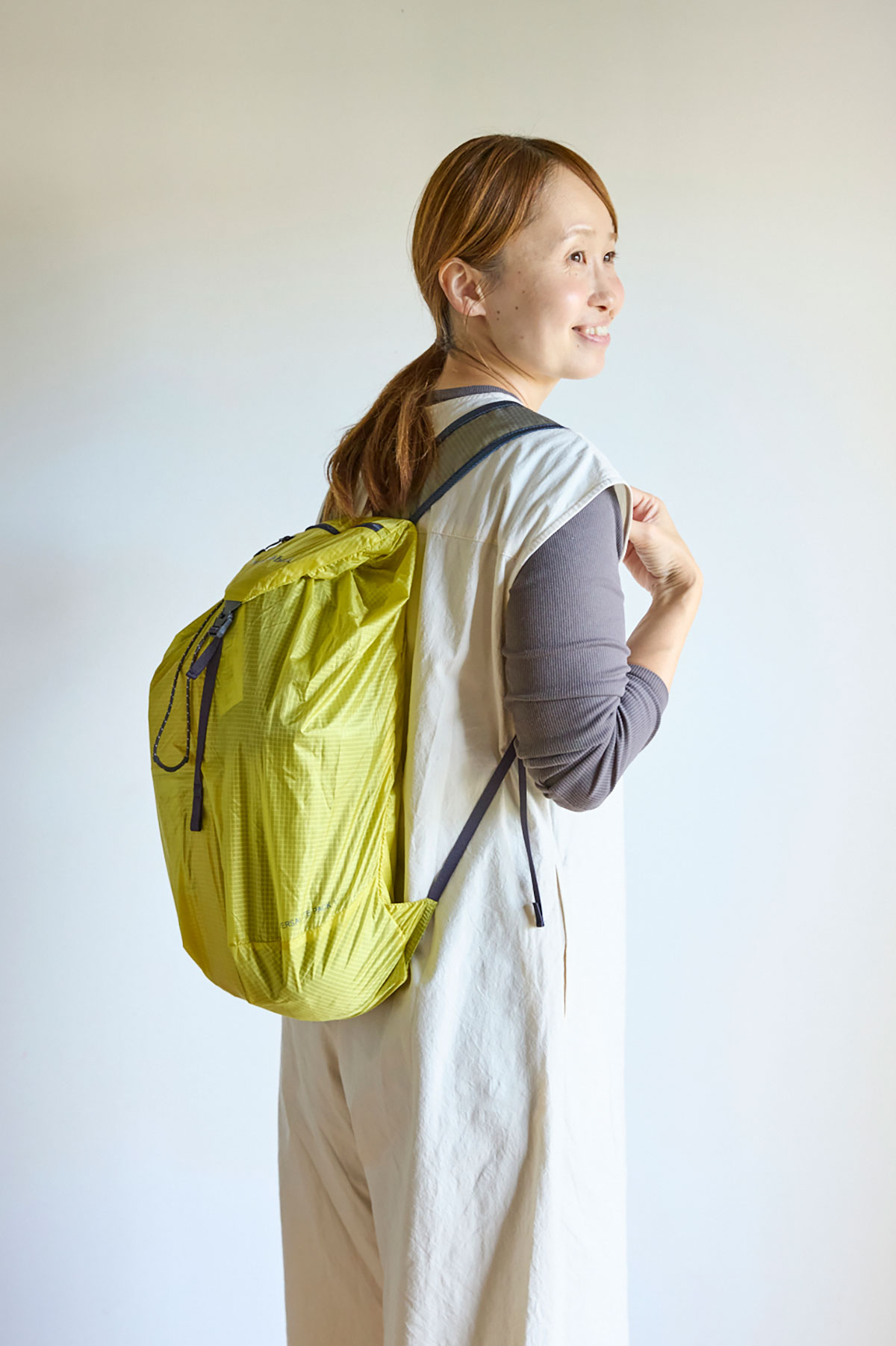 モンベルのリュック「バーサライトパック 15」背負ったところ