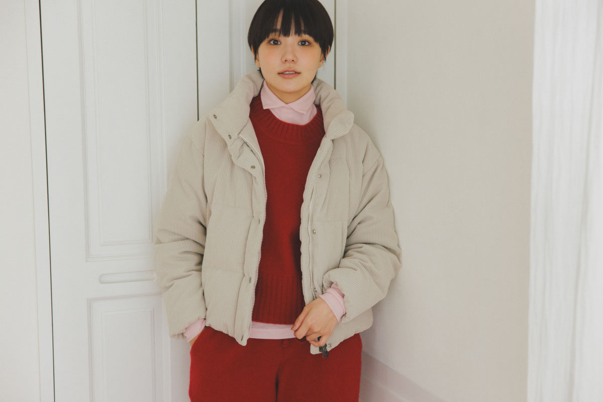 奈緒さんがNANGA（ナンガ）のコーデュロイショートダウンジャケットを着用。軽くて上品な冬コーデ。