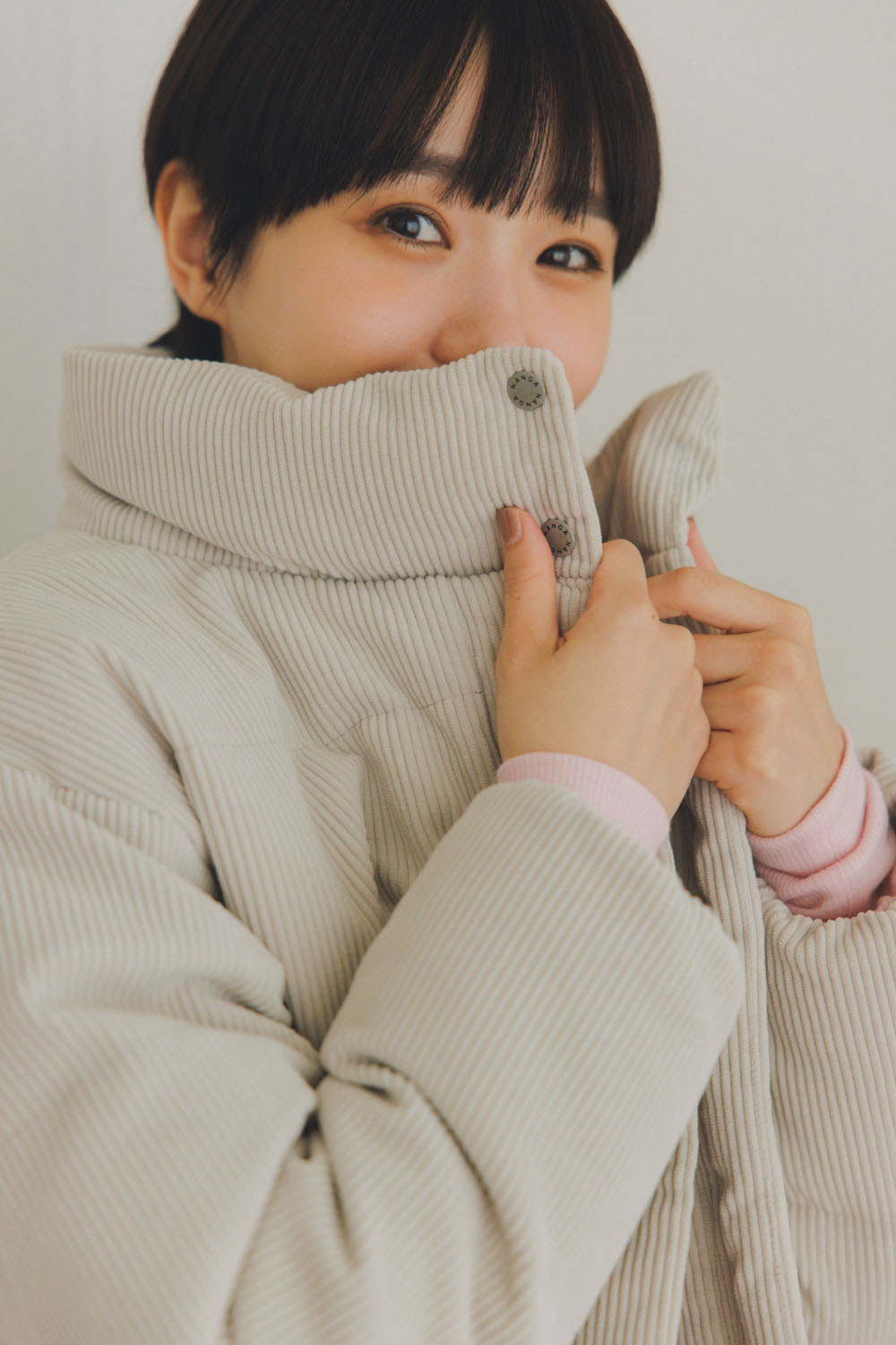 奈緒さんがナンガの新作コーデュロイショートダウンを着た大人カジュアルな冬スタイル。