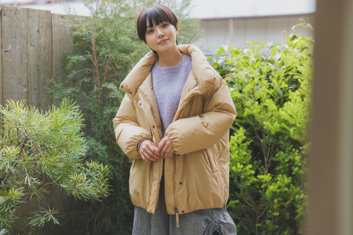 奈緒さんがNANGA（ナンガ）のスタンドカラーダウンジャケットを着用。マフラーいらずの暖かさと上品な印象。