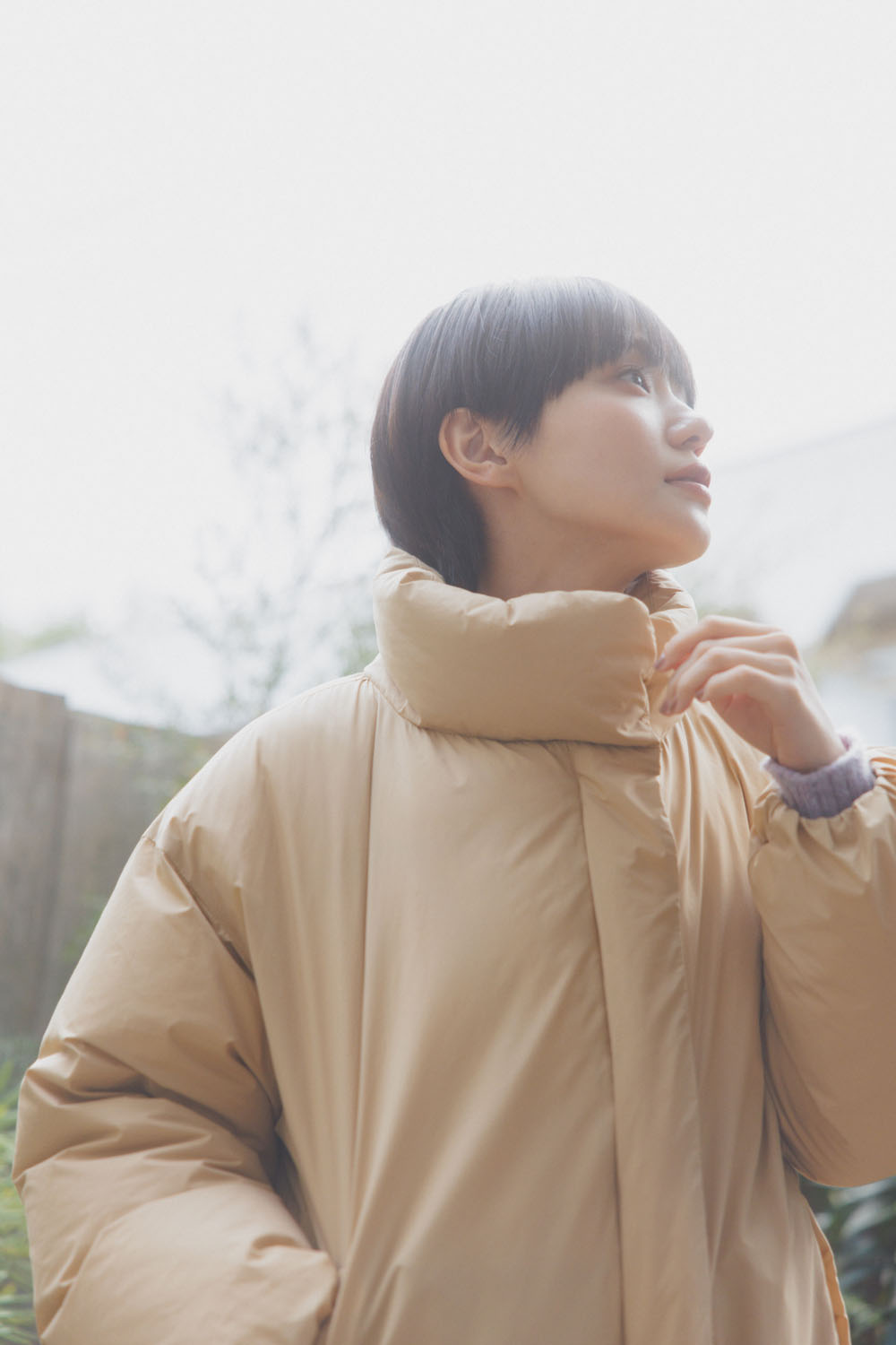 奈緒さんがNANGA（ナンガ）のスタンドカラーダウンジャケットを着用。マフラーいらずの暖かさと上品な印象。