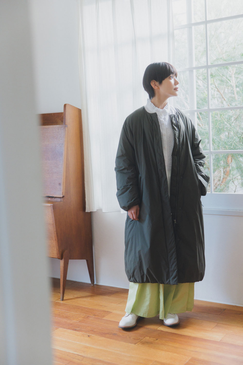 奈緒さんがNANGA（ナンガ）のノーカラーダウンコートを着用。フリルブラウスを合わせた上品な冬コーデ。