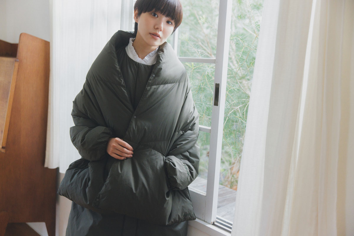 奈緒さんがNANGA（ナンガ）のノーカラーダウンコートとポンチョマフラーを重ねたセットアップ。統一感のあるモードな冬コーデ。