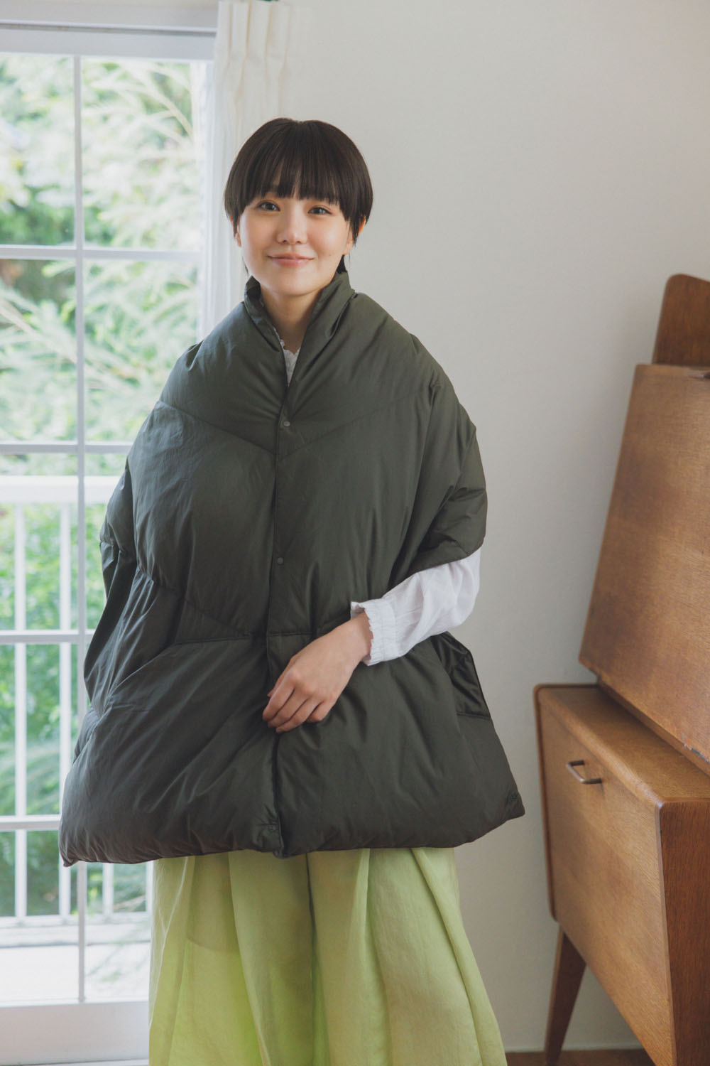 奈緒さんがNANGA（ナンガ）のダウンポンチョマフラーを羽織る。軽くて暖かい大判デザインが冬コーデのアクセントに。