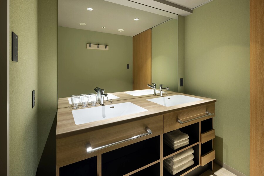 OMO5金沢片町 by 星野リゾートのスーペリアルームでは、洗面台がふたつあるのが嬉しいポイント