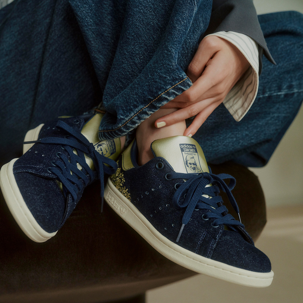 【大人のきれいめスニーカー】アディダス スタンスミスのデニムシリーズ×モデル矢野未希子さんが魅せる上品な大人スタイル