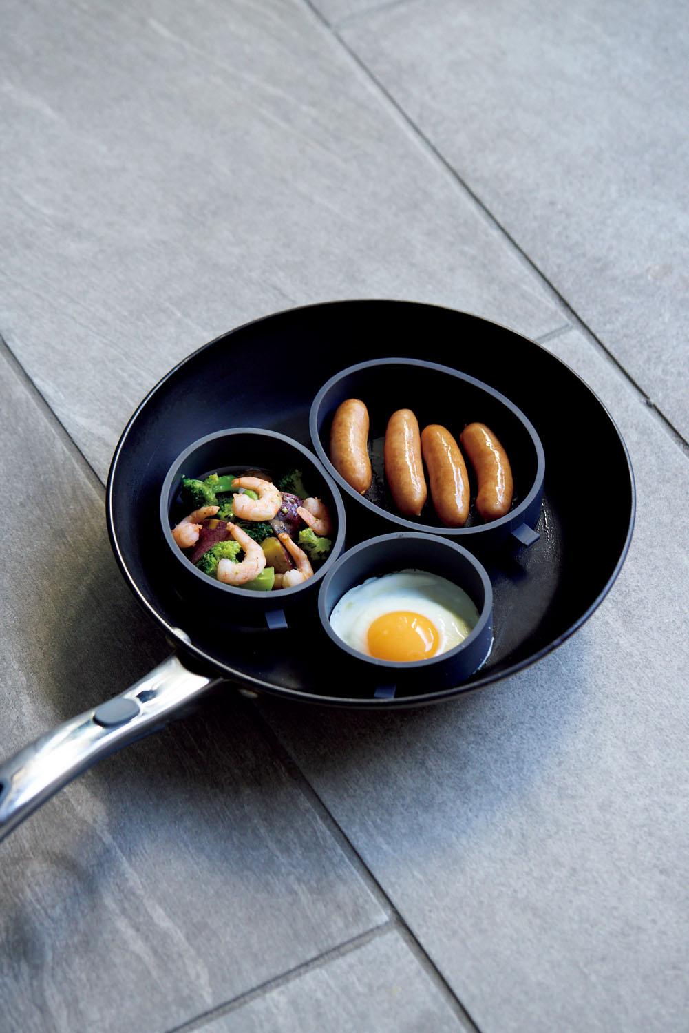 〈カインズ〉のフライパン内を分割できるシリコーンリング