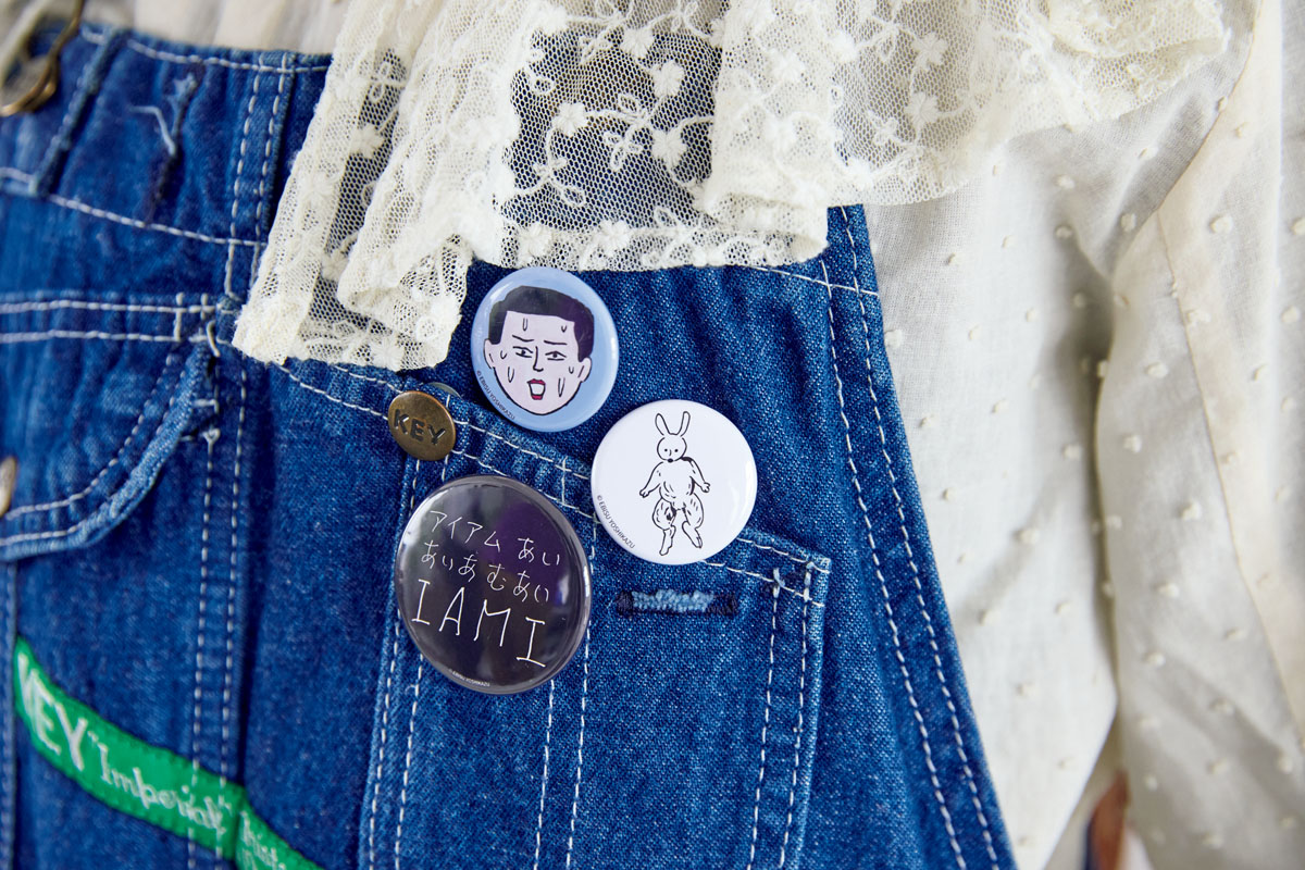 ピンバッジを重ね付けした装い