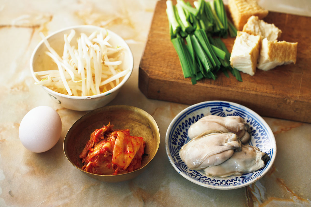 有賀 薫さん、スープ鍋の組み立てで抑えておきたいのは、具材のうまみを足して味わいを深めること。