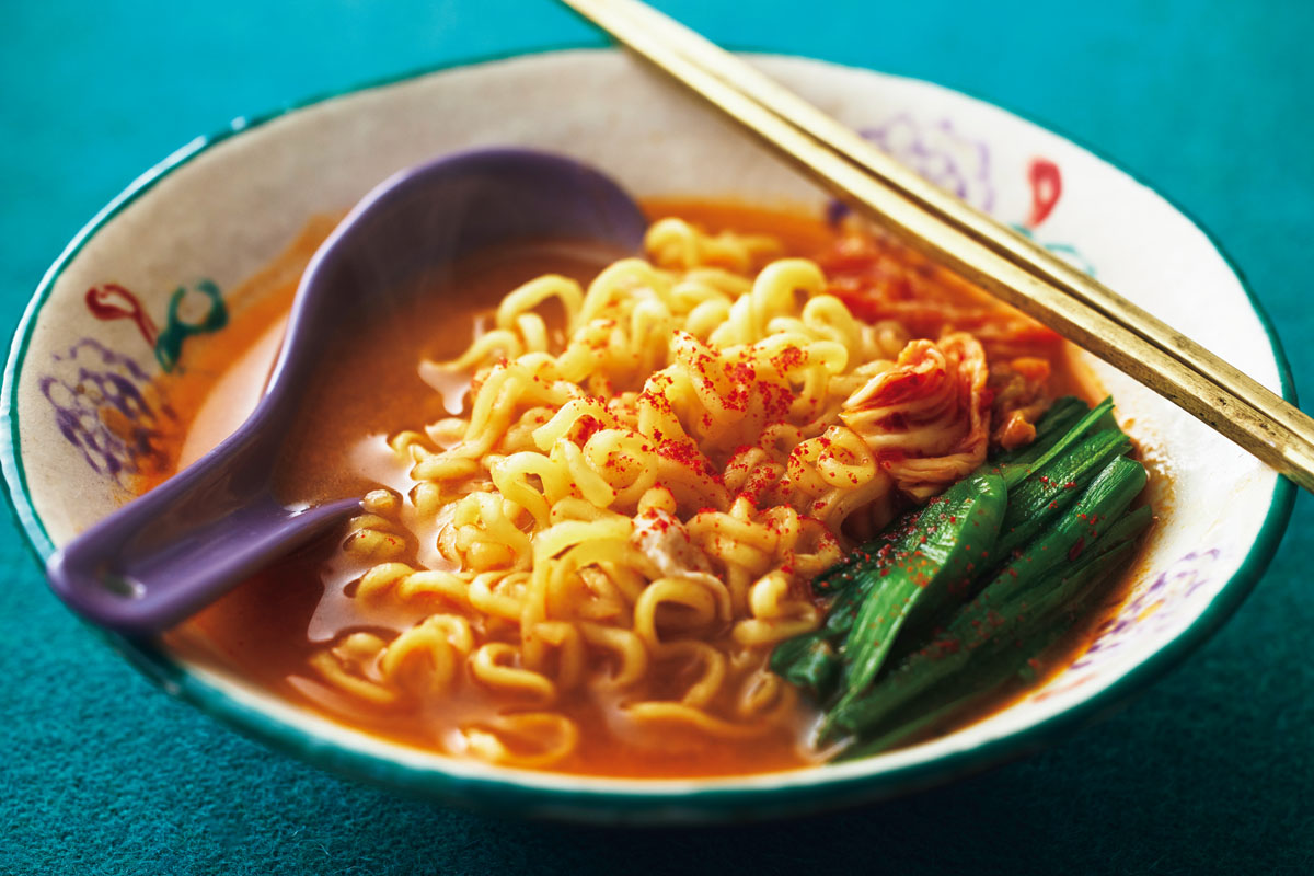 スープ作家の有賀 薫さんの鍋レシピ「牡蠣と卵のコチュジャン鍋」の〆はラーメン!