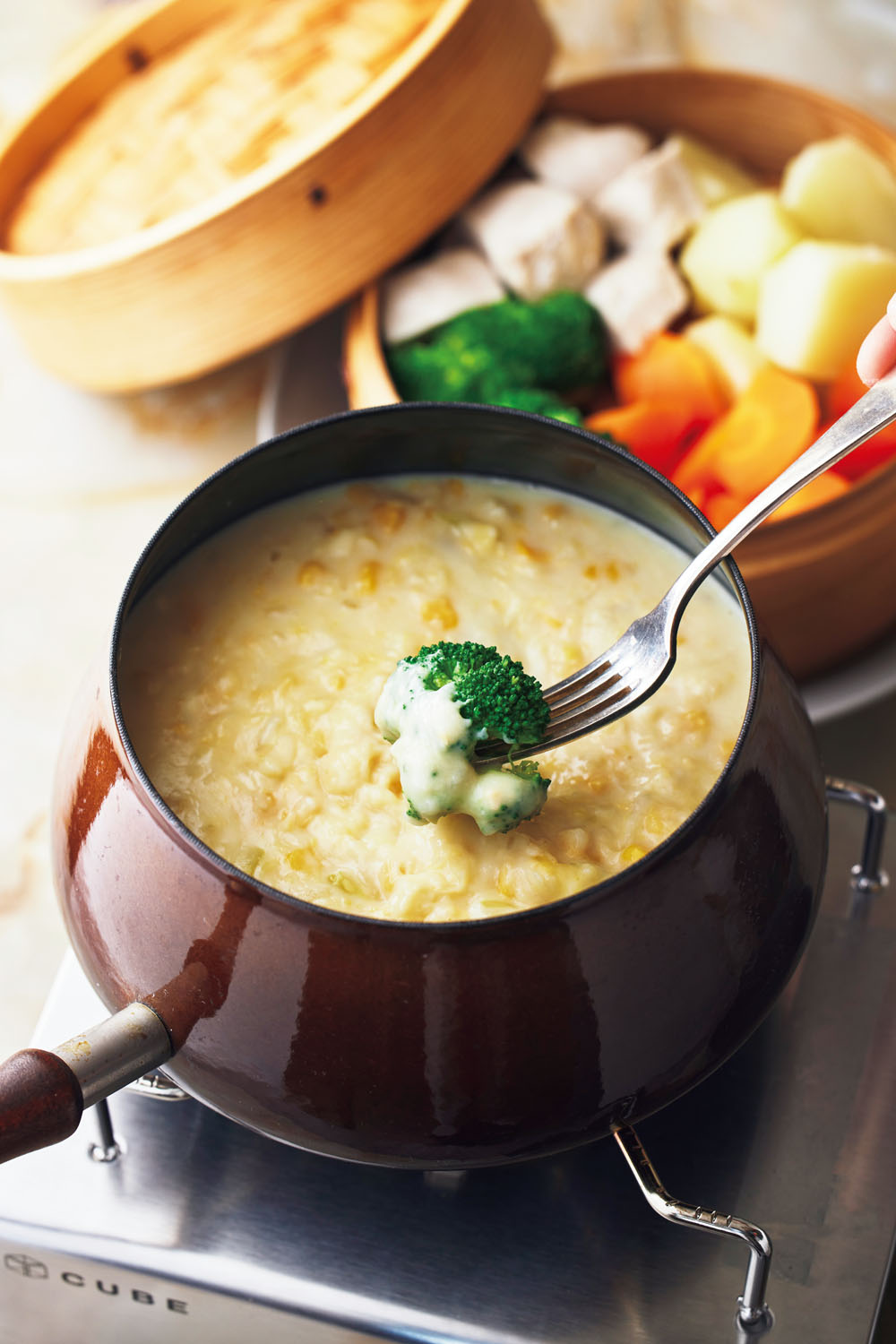 【有賀 薫さんの「コンポタフォンデュ鍋」レシピ】 野菜はせいろで蒸すだけ! みんなで盛り上がる楽しい鍋