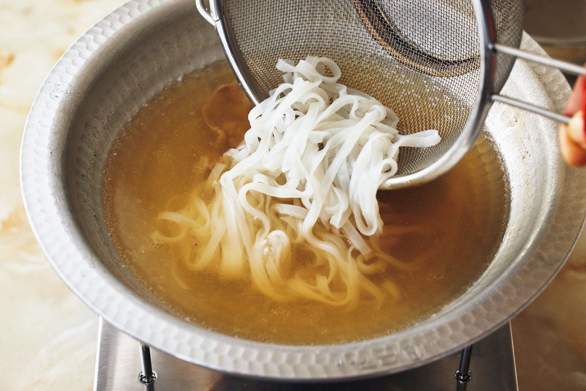 有賀 薫さんのスープ鍋は食材が加わって鍋のうまみもさらに増し、鍋つゆも最後まで味わえる「〆」はマストにするのが◎