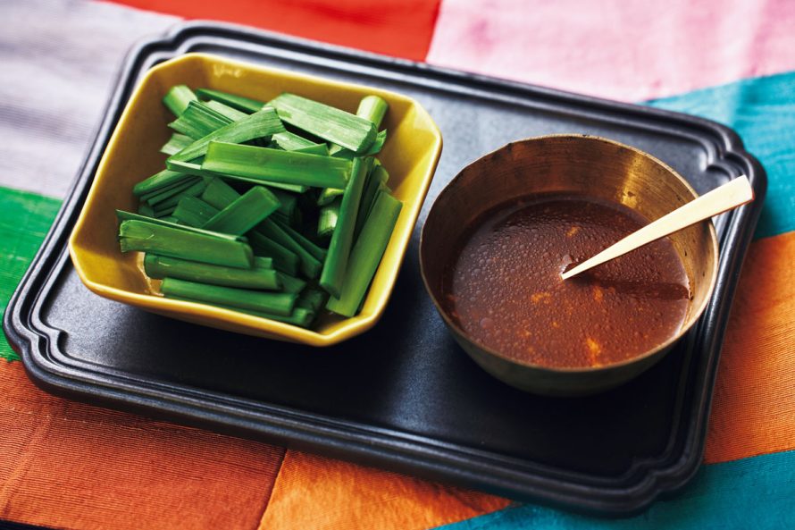 タッカンマリにはマスタード酢じょうゆに生にらの香りと辛みを