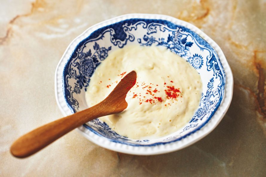 鍋の味変にたれで楽しんで!一味唐辛子またはパプリカパウダーを振ると、見た目にも洋風に。