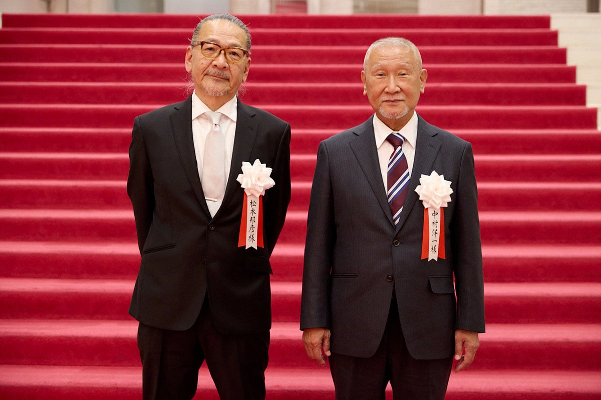 2025年「ニッセイ・バックステージ賞」を受賞した、舞台美術背景の松本文彦さんと衣裳着付けの中村洋一さん