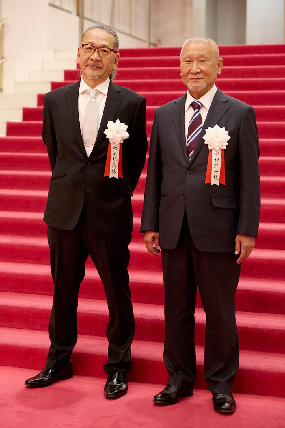 2025年「ニッセイ・バックステージ賞」を受賞した、舞台美術背景の松本文彦さんと衣裳着付けの中村洋一さん