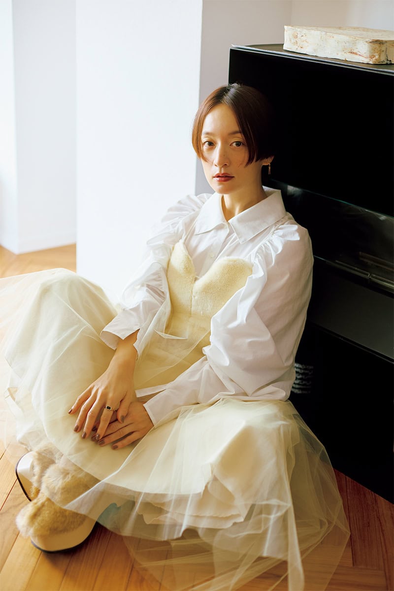 高山都さんが着こなす、ファー素材とチュールスカートでドラマティックな白コーデに【リンネル11月号】